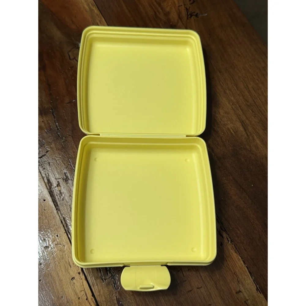 Tupperware SpongeBob Squarepants Sandwich Keeper Container 3752D-2 Yellow NEW - Picture 4 of 5